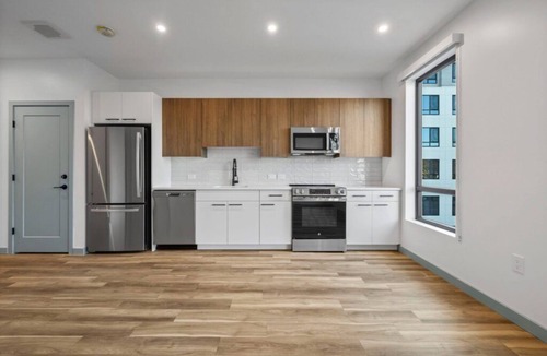 Haverhill Apartment | Landing | Spectacular Studio, Gym, Pool