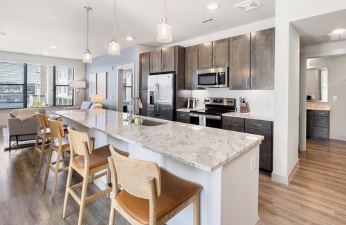 Woodburn Apartment | Landing | Spectacular Studio, Pool, Gym