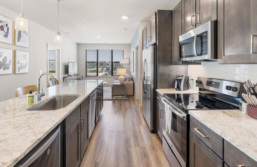 Woodburn Apartment | Landing | Spectacular Studio, Pool, Gym