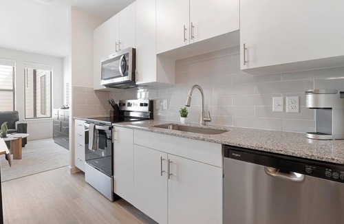 Sweetbriar Apartment | Landing | Spectacular Studio, Pool, Gym