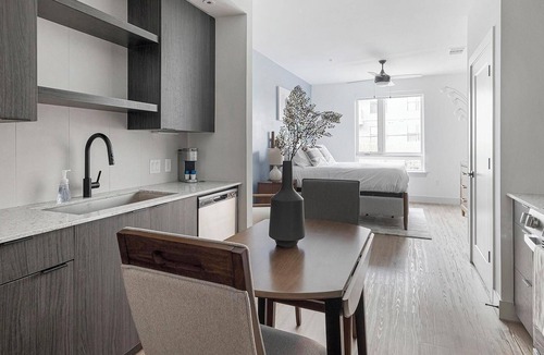 MLK Apartment | Landing | Spectacular Studio, Gym, Courtyard