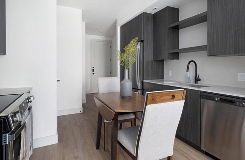 MLK Apartment | Landing | Spectacular Studio, Gym, Courtyard