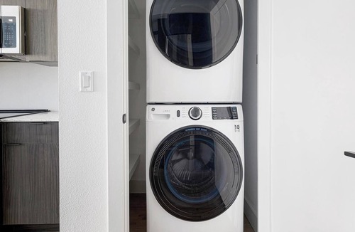 MLK Apartment | Landing | Spectacular Studio, Gym, Courtyard
