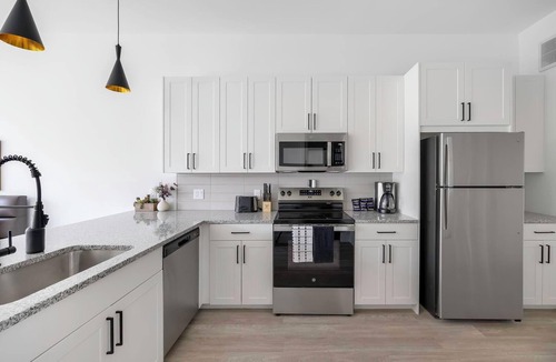 Denton Apartment | Landing | Spectacular Studio, Gym, Courtyard