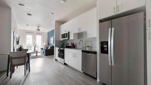 Sweetbriar Apartment | Landing Spectacular Studio Gym Pool
