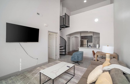 Corryville Apartment | Landing | Spectacular 1BD, Pool, Gym