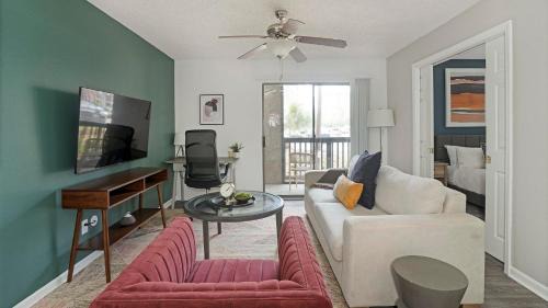 Sunbeam Apartment | Landing Spectacular 2BD Gym Courtyard
