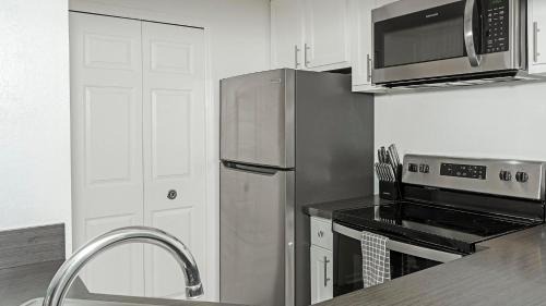 Sunbeam Apartment | Landing Spectacular 2BD Gym Courtyard