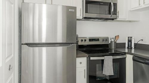 Sunbeam Apartment | Landing Spectacular 2BD Gym Courtyard
