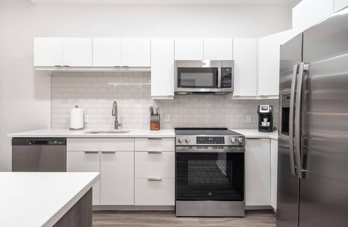 Downtown Kansas City Apartment | Landing | Spectacular 2BD, Yoga Studio, Gym