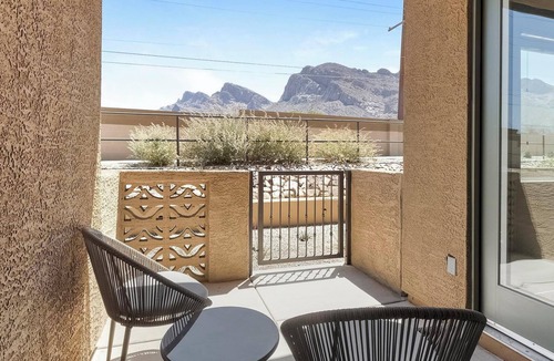 Oro Valley Apartment | Landing | Spectacular 2BD, Pool