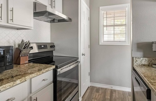 Royal Ridge Apartment | Landing | Spectacular 1BD, Clubhouse, Pool