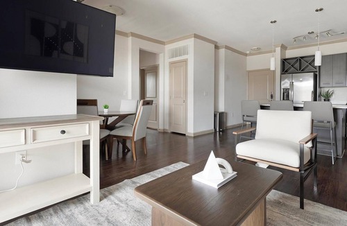Wetmore Apartment | Landing | Spectacular 3BD, Yoga Studio, Gym