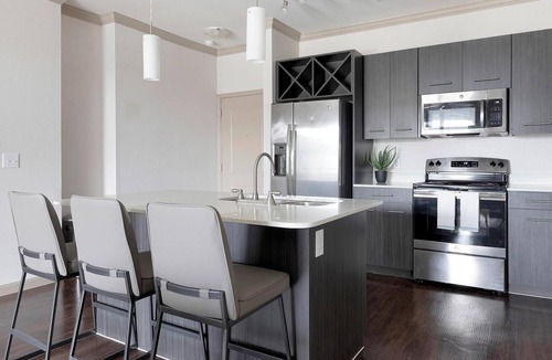Wetmore Apartment | Landing | Spectacular 3BD, Yoga Studio, Gym