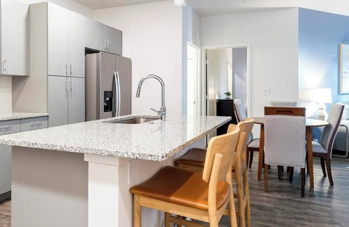 Northgate Apartment | Landing | Stunning 2BD, Gym, Pool