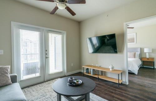 Katy Apartment | Landing Stunning 1BD Clubhouse Courtyard