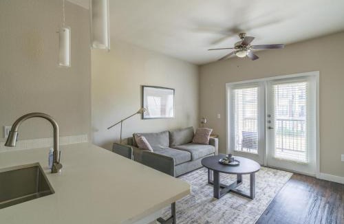Katy Apartment | Landing Stunning 1BD Clubhouse Courtyard