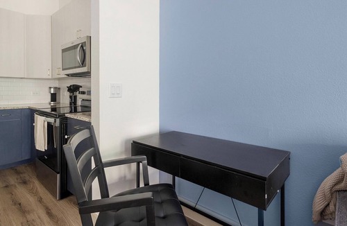 Addicks Apartment | Landing | Stunning 1BD, Courtyard, Yoga Studio