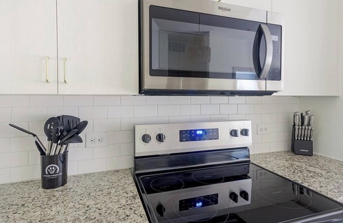 Addicks Apartment | Landing | Stunning 1BD, Courtyard, Yoga Studio