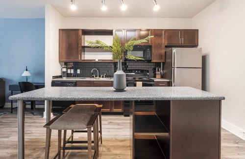 Crestview Apartment | Landing | Stunning 1BD, Courtyard, Gym