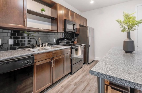 Crestview Apartment | Landing | Stunning 1BD, Courtyard, Gym