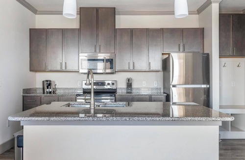 Manor Apartment | Landing | Stunning 1BD, Courtyard, Clubhouse