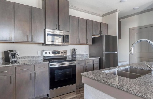 Manor Apartment | Landing | Stunning 1BD, Courtyard, Clubhouse