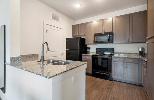 Lockhart Apartment | Landing | Stunning 1BD, Gym, Pool