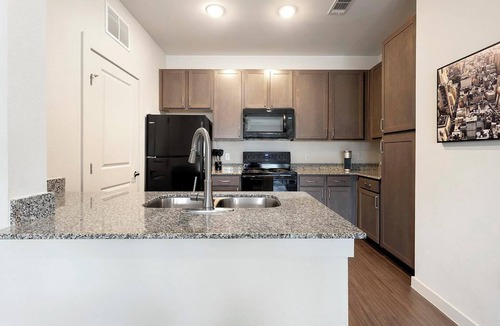 Lockhart Apartment | Landing | Stunning 1BD, Gym, Pool