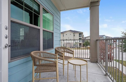 Lockhart Apartment | Landing | Stunning 1BD, Gym, Pool