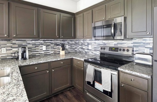 Richmond Apartment | Landing | Stunning 1BD, Gym, Pool