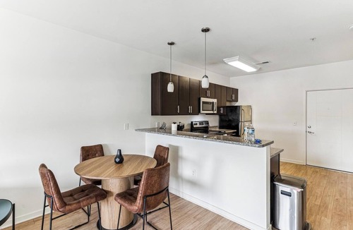 Eden Apartment | Landing | Stunning 1BD, Gym, Pool