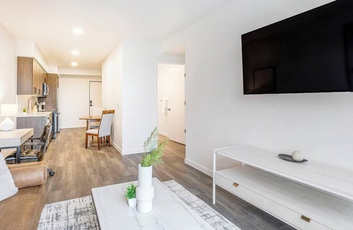 Crown Hill Apartment | Landing | Stunning 1BD, Gym