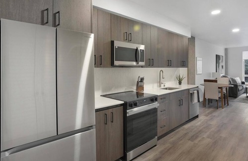 Crown Hill Apartment | Landing | Stunning 1BD, Gym