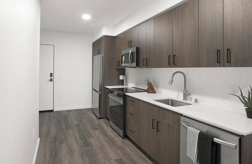 Crown Hill Apartment | Landing | Stunning 1BD, Gym