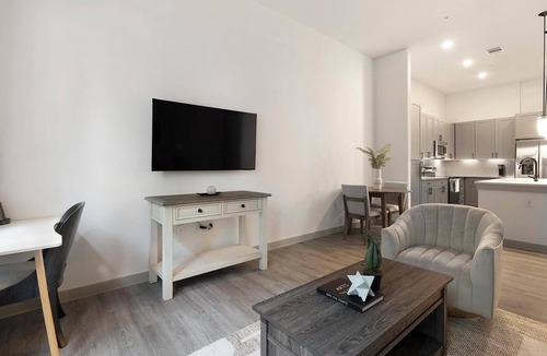 MLK Apartment | Landing | Stunning 1BD, Gym, Pool