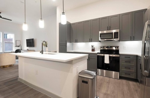 MLK Apartment | Landing | Stunning 1BD, Gym, Pool