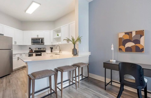 Crestview Apartment | Landing | Stunning 1BD, Gym, Courtyard