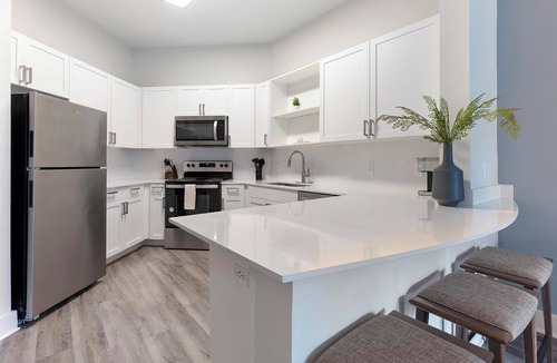 Crestview Apartment | Landing | Stunning 1BD, Gym, Courtyard