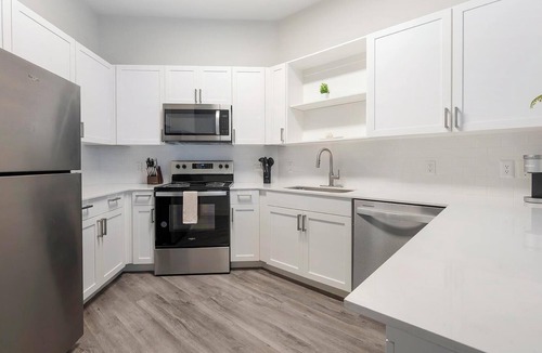 Crestview Apartment | Landing | Stunning 1BD, Gym, Courtyard