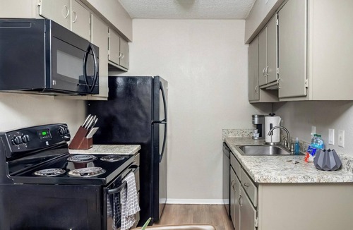 South Tulsa Apartment | Landing | Stunning 1BD, Gym, Clubhouse