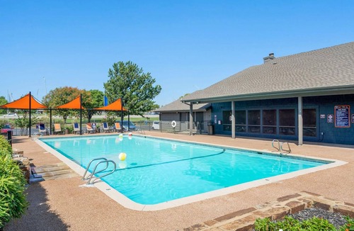 South Tulsa Apartment | Landing | Stunning 1BD, Gym, Clubhouse