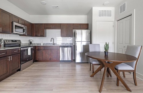 Lockhart Apartment | Landing | Stunning 1BD, Pool, Gym