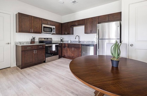 Lockhart Apartment | Landing | Stunning 1BD, Pool, Gym