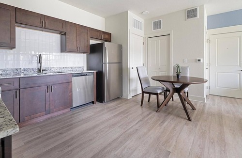 Lockhart Apartment | Landing | Stunning 1BD, Pool, Gym