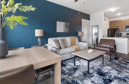 Lockhart Apartment | Landing | Stunning 1BD, Pool, Gym