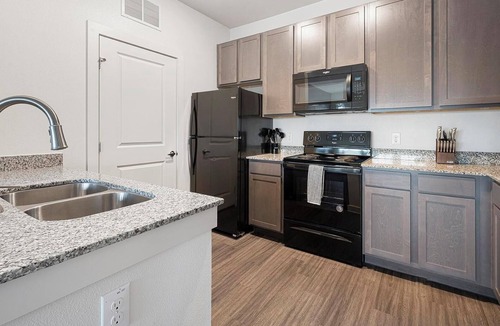 Lockhart Apartment | Landing | Stunning 1BD, Pool, Gym