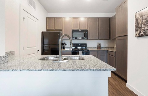Lockhart Apartment | Landing | Stunning 1BD, Pool, Gym