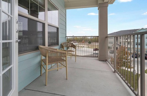 Lockhart Apartment | Landing | Stunning 1BD, Pool, Gym