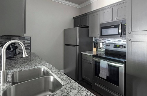 Richmond Apartment | Landing | Stunning 1BD, Pool, Gym